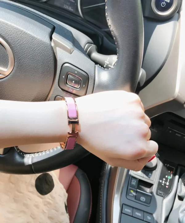 Hermes pink enameled bracelet with rose gold-tone border - Image 6
